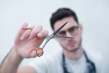 Güzellik Salonu. Beyaz bir arka plan için makaslar ile Kuaför. Ellerini üstüne odaklanmak.