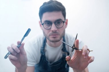 Ceket, Kuaför, ustura ile tıraş. Adam Kuaför ekipmanları ile poz. Şık adam stüdyo portre, beyaz arka plan izole. Vintage yüz saç stili saç stilist.