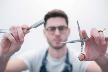 Tıraş Studio için tehlikeli ustura ile şık Kuaför. Sakallı yakışıklı, seksi maço elinde ustura ile. Güzellik endüstri ve ev cilt bakım kavramı. Kopya alanı için reklam berber dükkanı. F