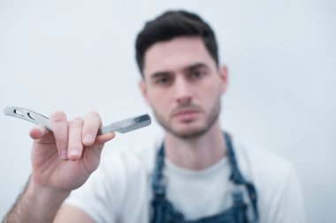 Beyaz arka plan üzerinde güvenli ellerde bir ustura ile berber. Ellerini üstüne odaklanmak.