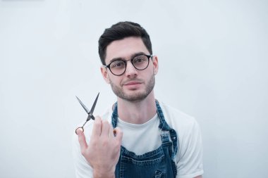 Beyaz arka plan üzerinde tutarak Kuaför makas.