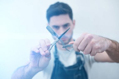 Kuaför Salonu. Kuaför Close-Up sakalını tıraş için jilet tutar. Ellerini üstüne odaklanmak.