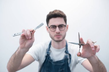 Güzellik ve saç Salonu, saç modeli ve insanlar kavramı - yakın erkek stilist makasla boş beyaz arka plan üzerinde.