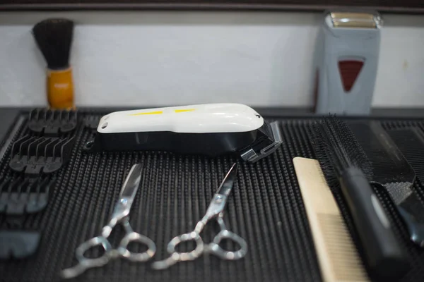 Posto di lavoro del parrucchiere. Strumenti per tagliare i capelli . — Foto Stock