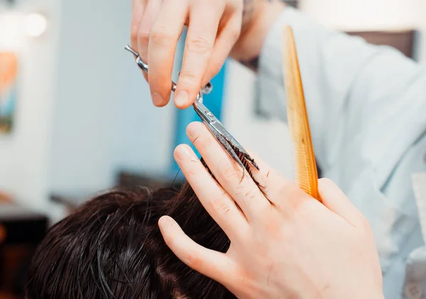 Penteado Masculino Corte Cabelo Com Cortador Cabelo Uma Barbearia Salão — Fotografia de Stock