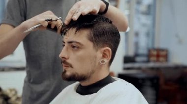Kuaför bir adam bir güzellik salonu keser.. 