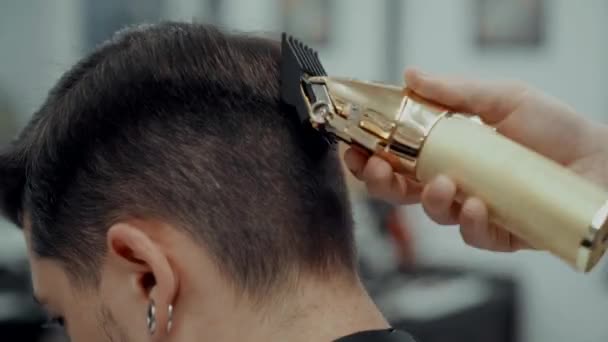 Mężczyzna coraz fryzura od fryzjera — Wideo stockowe