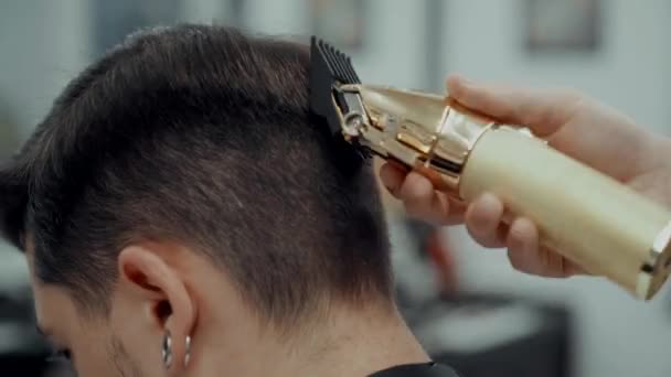 Hombre consiguiendo un corte de pelo de un barbero — Vídeo de stock