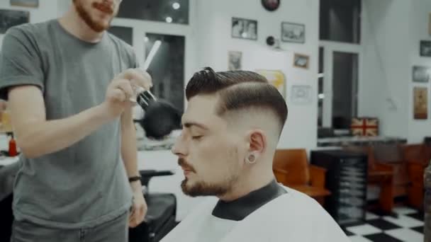 Чоловіча укладання волосся . — стокове відео