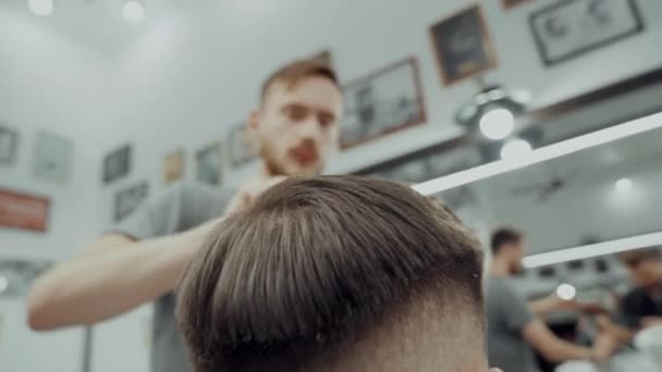 Cortar el contorno de un corte de pelo. Corte de pelo final . — Vídeos de Stock