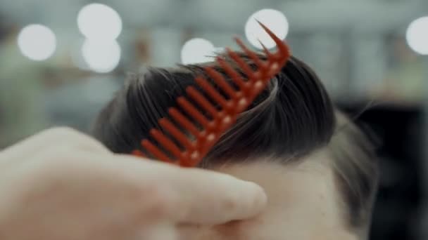 最後の散髪だ男性の髪とひげケア. — ストック動画