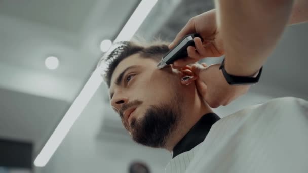 Man får en frisyr från en barberare — Stockvideo