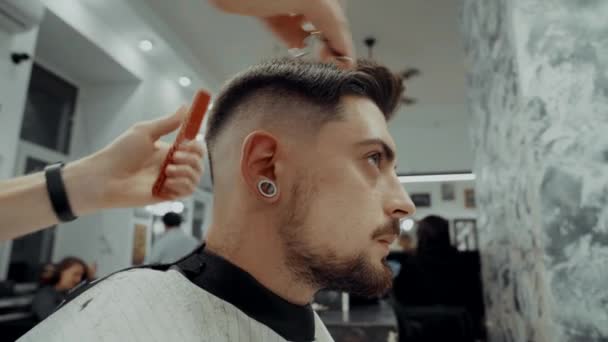 Pielęgnacja włosów i brody. — Wideo stockowe