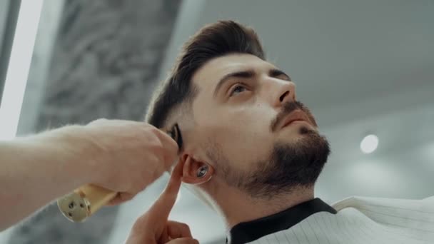 Homem recebendo um corte de cabelo de um barbeiro — Vídeo de Stock