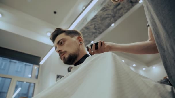 Close-Up Ritratto di attraente giovane uomo ottenere taglio di capelli alla moda . — Video Stock