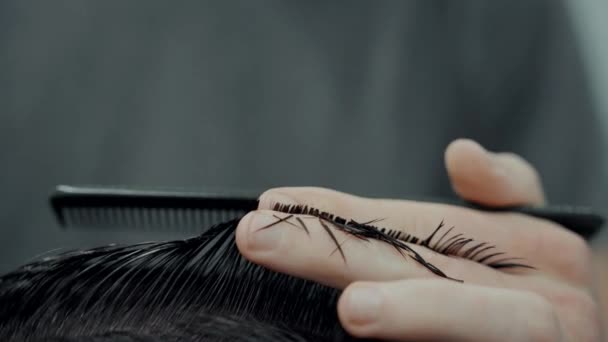 Стрижка в парикмахерской с ножницами . — стоковое видео