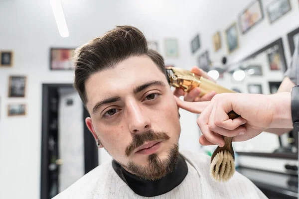 Corte de pelo y corte de barba en la peluquería. Corte de pelo del hombre —  Fotos de Stock