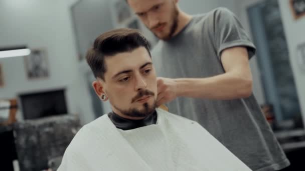 Primer plano retrato de atractivo joven consiguiendo corte de pelo de moda . — Vídeo de stock