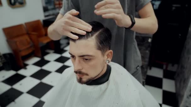 Hårklippning och skäggklippning i frisörsalong. — Stockvideo