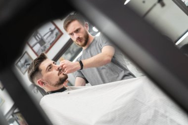 Berber dükkanında saç ve sakal kesimi. Erkek tıraşı