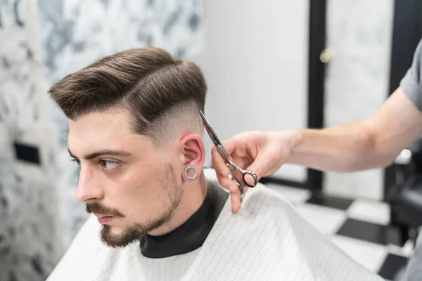 Стрижка и стрижка бороды в парикмахерской. Мужская стрижка — стоковое фото