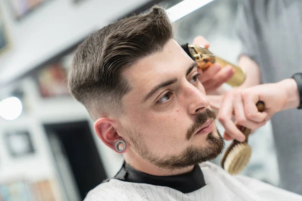 Berber dükkanında saç ve sakal kesimi. Erkek tıraşı