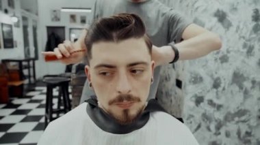 Son saç kesimi. Erkek saçı ve sakal bakımı.