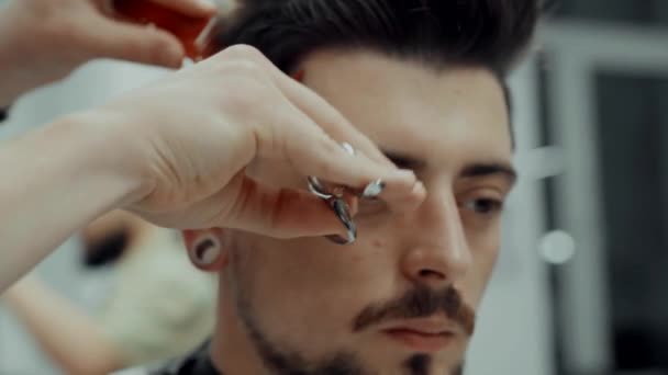 Homme coiffeur donnant coupe de cheveux client dans BarberShop — Video