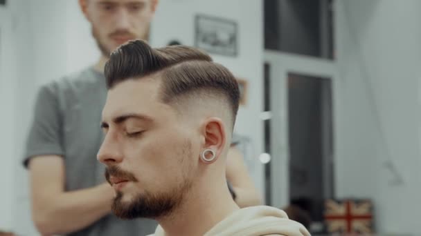 Corte de pelo final. Hombres cabello y barba cuidado . — Vídeos de Stock