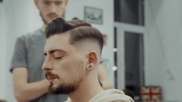 Ultimo taglio di capelli. Mens capelli e barba cura . — Video Stock