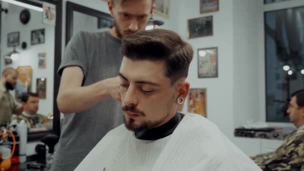 Hombre consiguiendo un corte de pelo de un barbero — Vídeo de stock