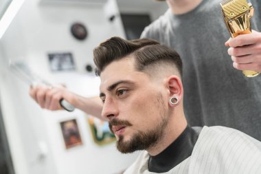 Berber dükkanı müşteri hizmetleri. Yeni Saç Tarzları Moda.
