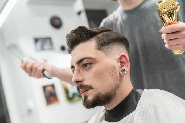 Berber dükkanı müşteri hizmetleri. Yeni Saç Tarzları Moda.