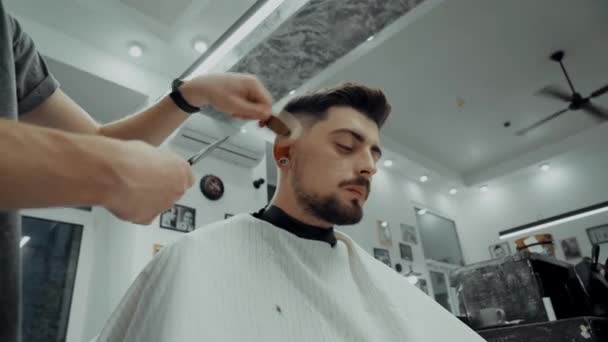 O cliente adormece durante um corte de cabelo. Divertindo-se em uma barbearia . — Vídeo de Stock