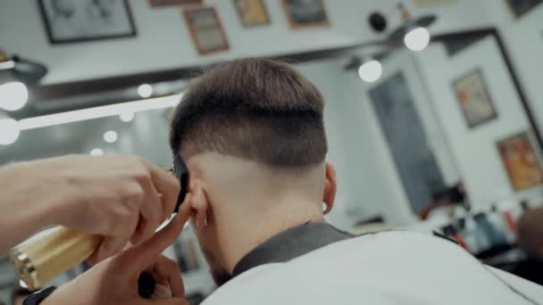 Primer plano retrato de atractivo joven consiguiendo corte de pelo de moda . — Vídeos de Stock