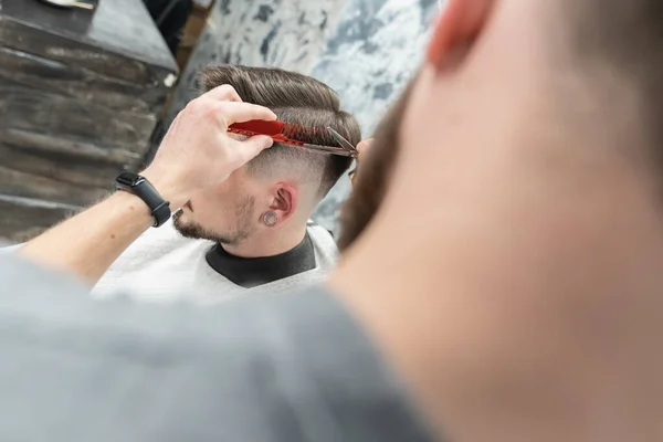 Taglio di capelli in un parrucchiere. Nuovo taglio di capelli . — Foto Stock