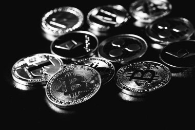 Karanlık bir arka planda Bitcoin. Ekonomik kriz. 