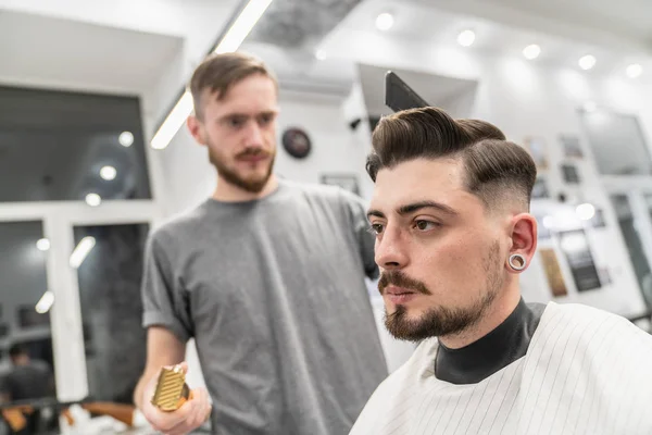 Обслуговування клієнтів перукарні. Нові зачіски Мода . — стокове фото