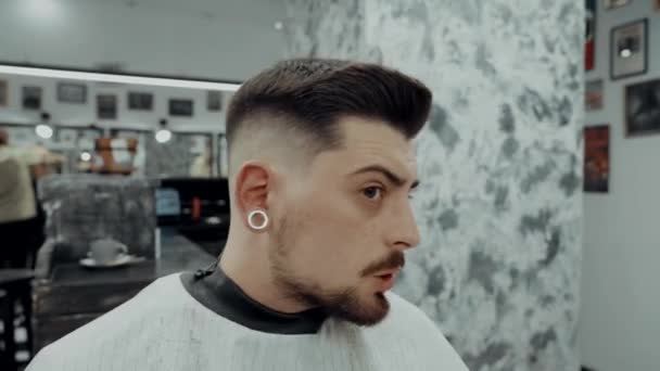 Cline pokazuje fryzjera montującego fryzurę. Niezadowolony klient. — Wideo stockowe