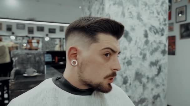 Cline muestra al peluquero editando un corte de pelo. Cliente infeliz . — Vídeos de Stock