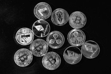 Karanlık bir arka planda Bitcoin. Ekonomik kriz. 