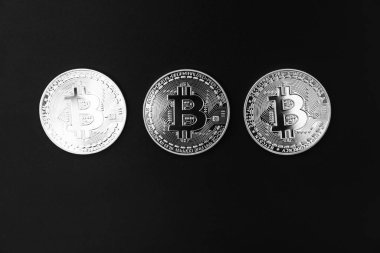 Siyah beyaz arka planda Bitcoin. Kripto para ticareti. 
