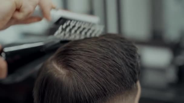 Män hår styling. — Stockvideo