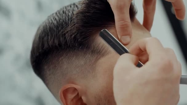 Cortar o contorno de um corte de cabelo. Corte de cabelo final . — Vídeo de Stock