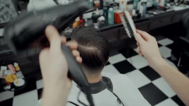 Mens hair styling. — Stock Video