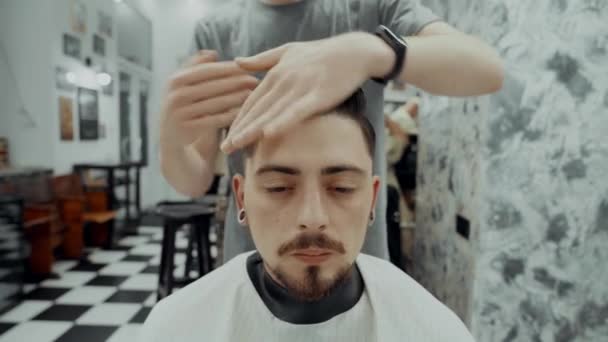 Hombres peinado del pelo . — Vídeo de stock