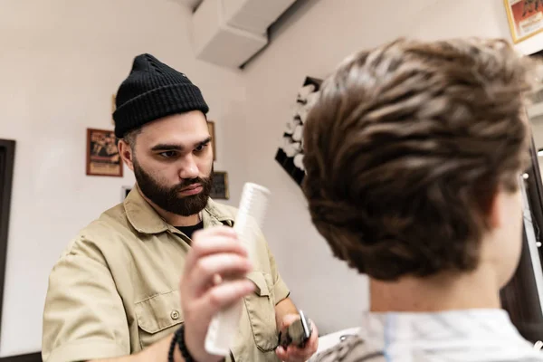 Клієнт отримує стрижку в перукарні. Догляд за волоссям чоловіків . — стокове фото