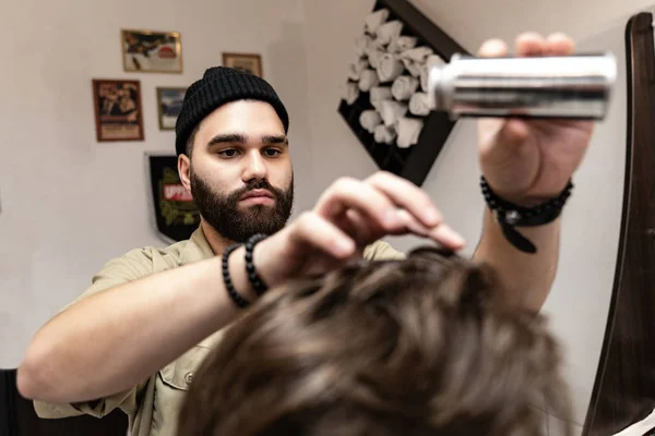 Il cliente riceve un taglio di capelli e acconciatura in un salone di bellezza . — Foto Stock