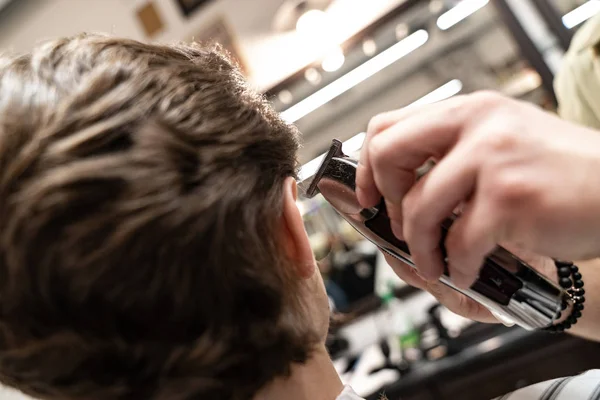 Der Kunde erhält in einem Friseursalon einen Haarschnitt. Haarpflege für Männer. — Stockfoto