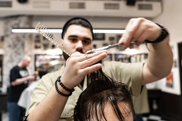 Crear un nuevo peinado. corte de pelo creativo de un peluquero . — Foto de Stock